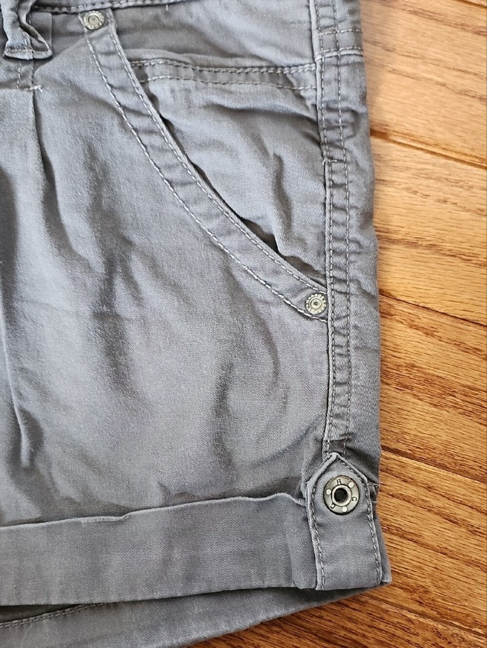 Vintage Y2K Garage Women's Gray Rolled-Hem Shorts - Picture 10 of 16